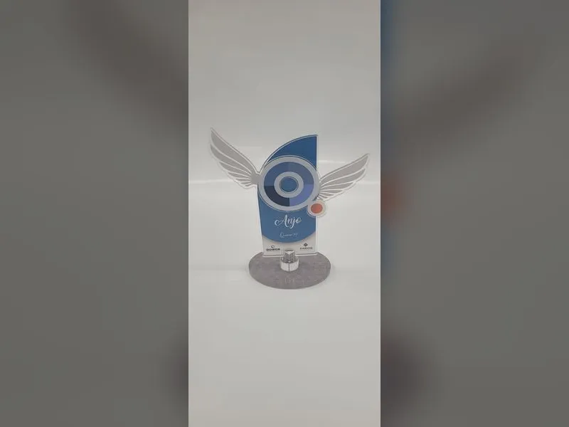 Troféu em acrílico com impressão UV para a escola de treinamento Zaros — Cromatica Comunicação Visual, Santos/SP