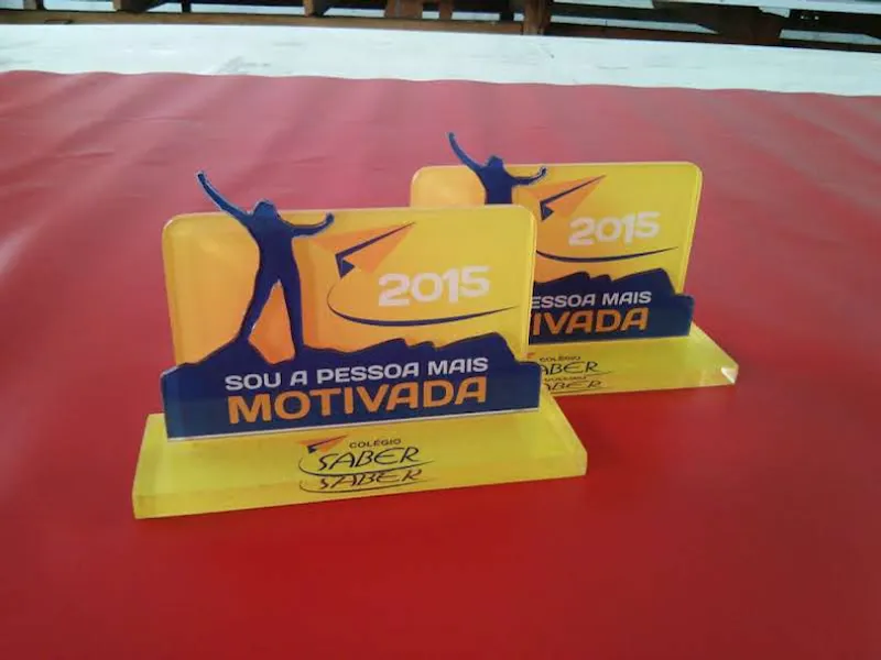 Troféu de premiação Pessoa Mais Motivada para o Colégio Saber — Cromatica Comunicação Visual, Santos/SP