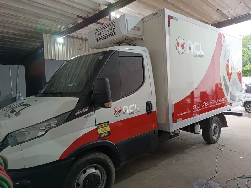 Caminhão baú da frota ACL Cargo com adesivo Alltak recortado — Cromatica Comunicação Visual, Santos/SP