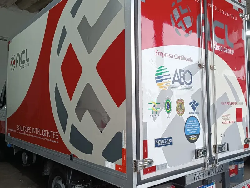 Lateral de caminhão baú da ACL Cargo adesivada com Alltak recortado — Cromatica Comunicação Visual, Santos/SP