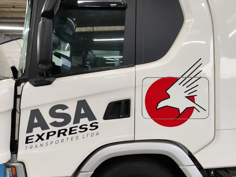 Cabine de caminhão adesivada com Goldmax recortado para a Asa Express Transportes — Cromatica Comunicação Visual, Santos/SP