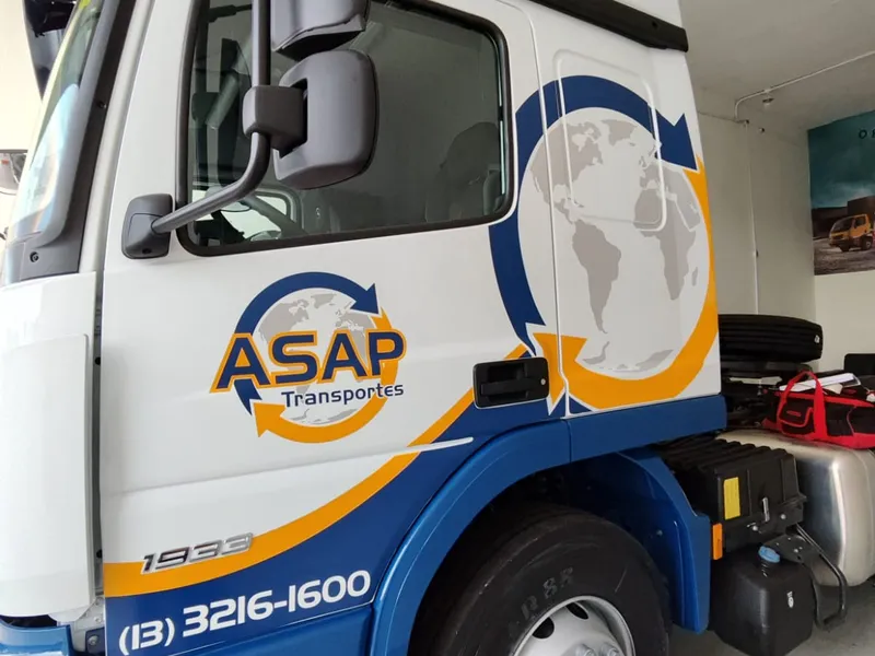 Caminhão da Asap Transportes adesivado com recorte em Goldmax — Cromatica Comunicação Visual, Santos/SP