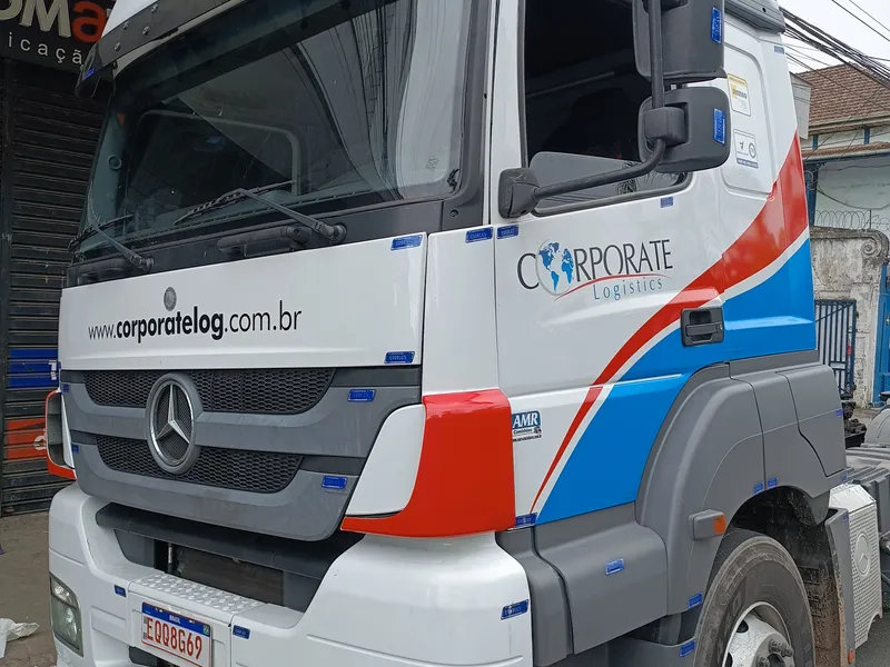 Caminhão Mercedes Axor 2036 da Corporate Logistics adesivado com Alltak recortado — Cromatica Comunicação Visual, Santos/SP
