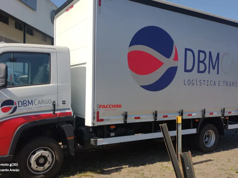 Caminhão baú da DBM Logística com adesivo recortado — Cromatica Comunicação Visual, Santos/SP