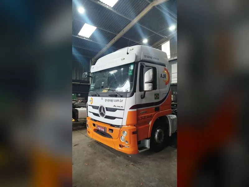 Caminhão Mercedes Actros da AJR Transportes adesivado com Alltak recortado — Cromatica Comunicação Visual, Santos/SP