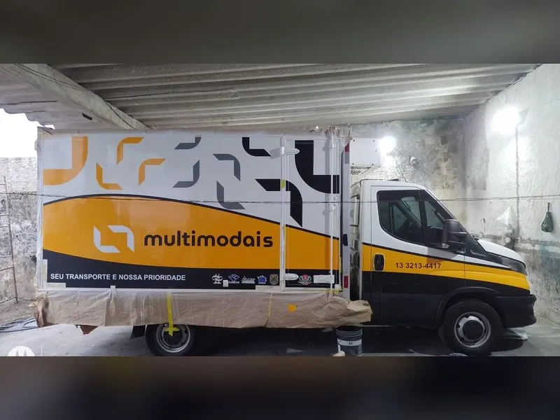 Baú de caminhão adesivado com Alltak recortado para transportadora de cargas multimodais — Cromatica Comunicação Visual, Santos/SP