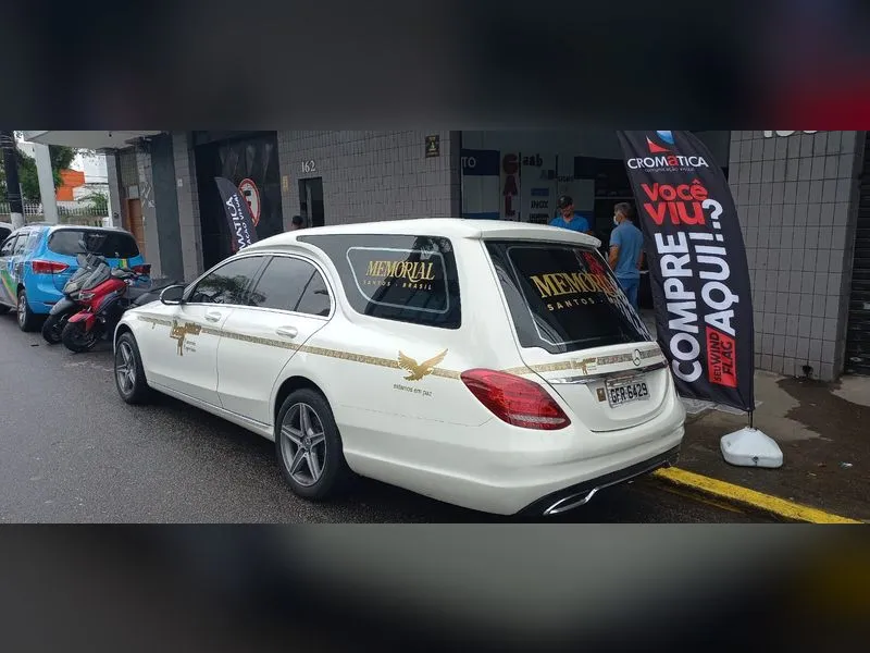 Mercedes com adesivo recortado para o Memorial Necrópoles — Cromatica Comunicação Visual, Santos/SP