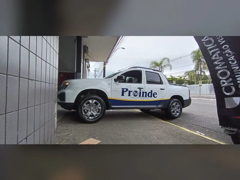 Renault Duster com adesivo recortado para a Proind Consultoria Empresarial — Cromatica Comunicação Visual, Santos/SP
