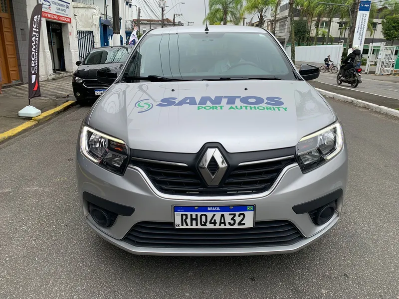 Renault Logan adesivado com recorte para a Santos Port Authority — Cromatica Comunicação Visual, Santos/SP