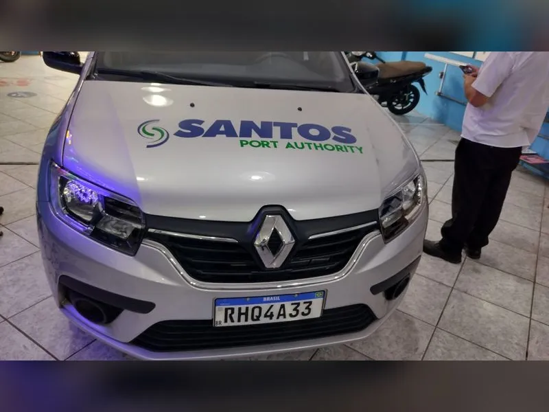 Veículo da frota da Santos Port Authority com adesivo recortado — Cromatica Comunicação Visual, Santos/SP