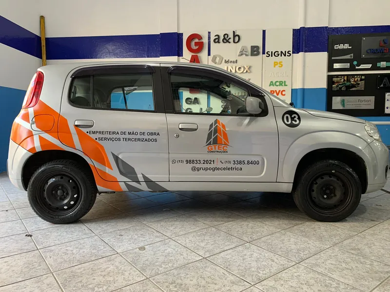 Fiat Uno personalizado com adesivo de recorte eletrônico para a GTEC Construções — Cromatica Comunicação Visual, Santos/SP