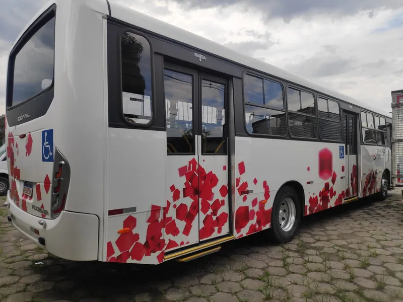 Ônibus de transporte de funcionários adesivado com impressão digital para o terminal portuário da DP World — Cromatica Comunicação Visual, Santos/SP