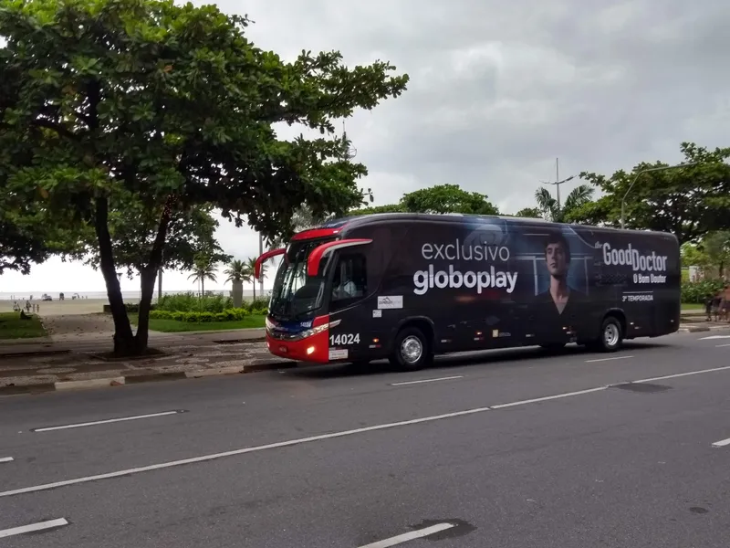 Ônibus com envelopamento em impressão digital para campanha do Globoplay — Cromatica Comunicação Visual, Santos/SP