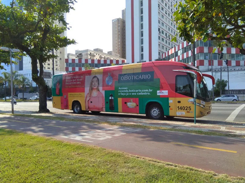 Ônibus de transporte de passageiros adesivado com impressão digital para campanha de O Boticário — Cromatica Comunicação Visual, Santos/SP