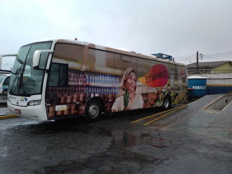Ônibus adesivado com campanha publicitária em impressão digital — Cromatica Comunicação Visual, Santos/SP