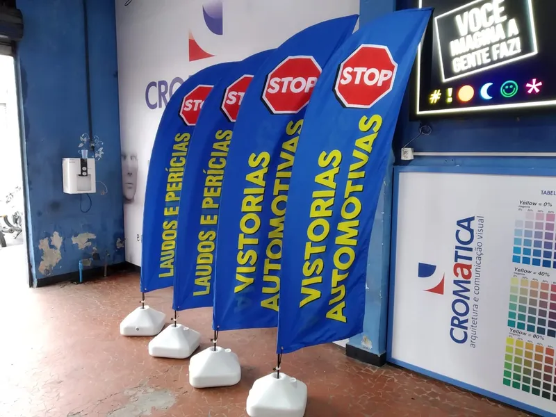 Wind flags dupla face para divulgação de vistorias automotivas e laudos periciais — Cromatica Comunicação Visual, Santos/SP