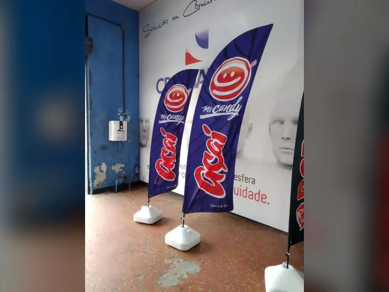Wind flags em tecido dupla face para ação promocional de ponto de venda — Cromatica Comunicação Visual, Santos/SP