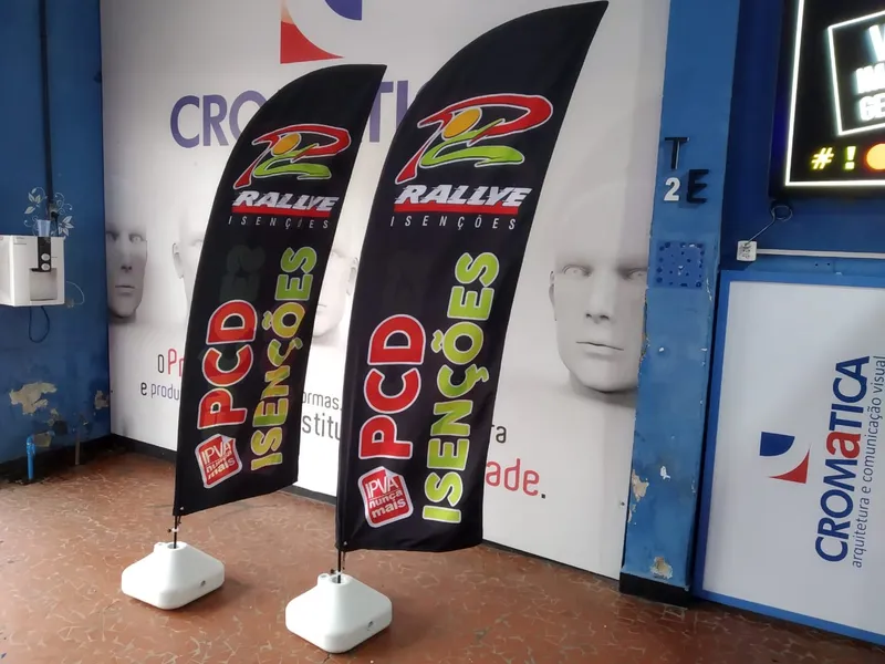 Wind flags dupla face para divulgação de isenções PCD da Rallye — Cromatica Comunicação Visual, Santos/SP