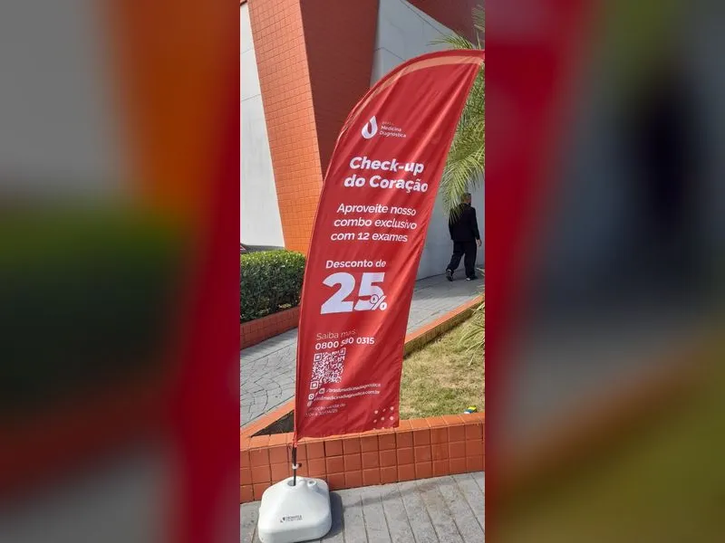 Wind flag para a clínica médica Brasil Medicina, campanha de check-up do coração — Cromatica Comunicação Visual, Santos/SP