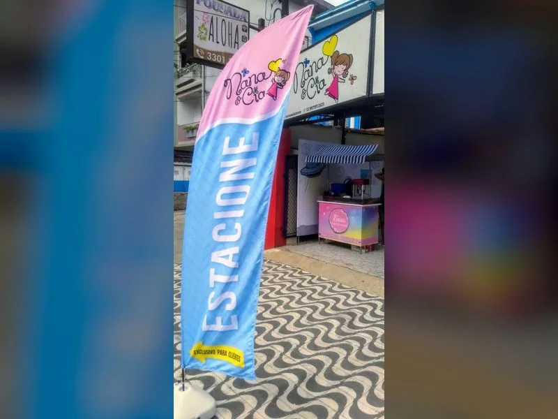 Wind flag dupla face em tecido para a loja de roupas Nana e Cia — Cromatica Comunicação Visual, Santos/SP