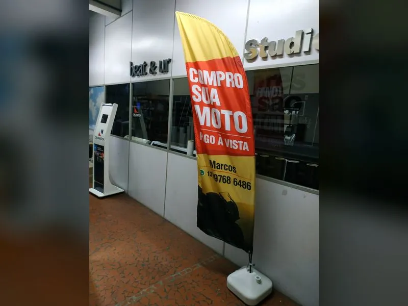 Wind flag em tecido para atendimento ao público em loja comercial — Cromatica Comunicação Visual, Santos/SP